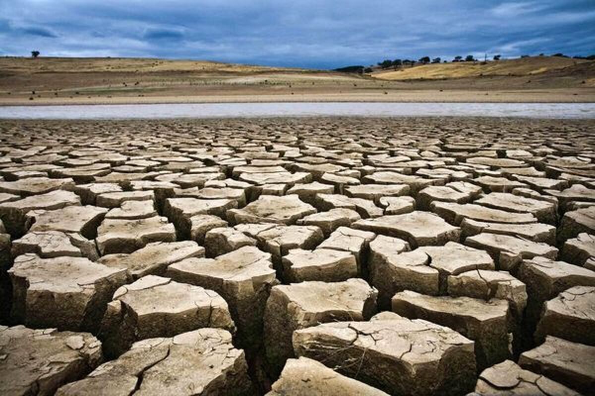 معاون امور مراتع سازمان منابع طبیعی و آبخیزداری کشور گفت: کشور ایران دارای ۶۰۹ دشت است که ۴۱۰ مورد هم اینک در جمع دشت‌های ممنوعه و بحرانی قرار گرفته و این روند نگران کننده به دلیل برداشت های بی رویه از سفره های زیرزمینی و بروز خشکسالی های اخیر همچنان رو به رشد است.