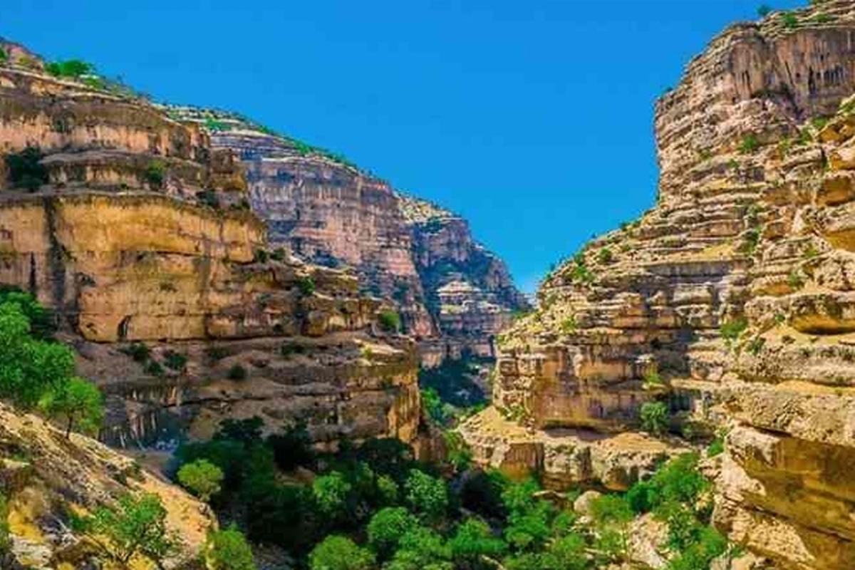 مدیرعامل جمعیت هلال احمر لرستان گفت: حسین عظیمی کوهنورد مربی سابق تیم ملی کوهنوردی بر اثر سقوط سنگ در منطقه شیرز کوهدشت جان خود را از دست داد.