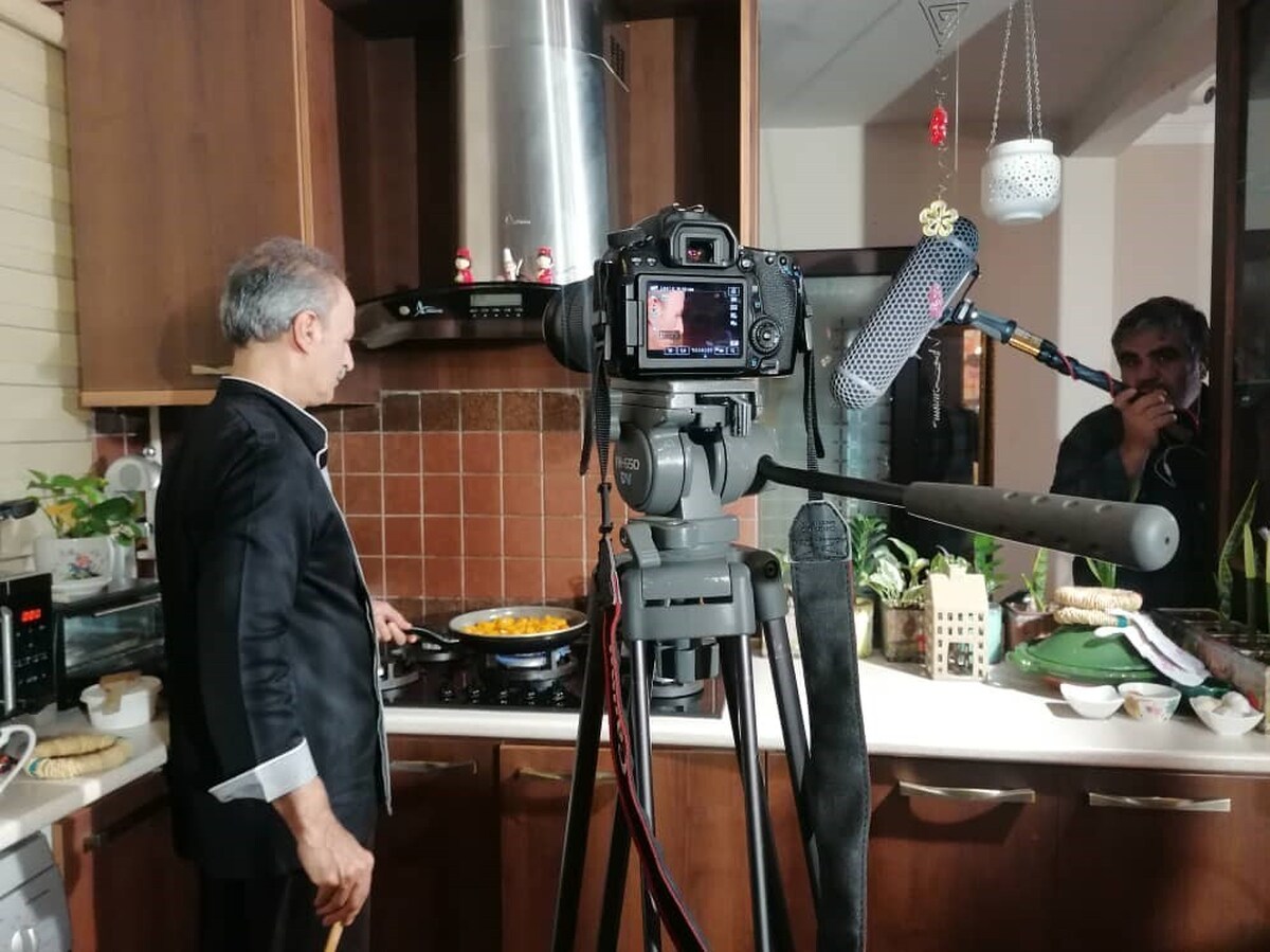 «سفره‌خانه» به تهیه‌کنندگی و کارگردانی مهدی الیاسی هر شب ساعت ۱۹:۳۰ روانه آنتن شبکه مستند می‌شود.