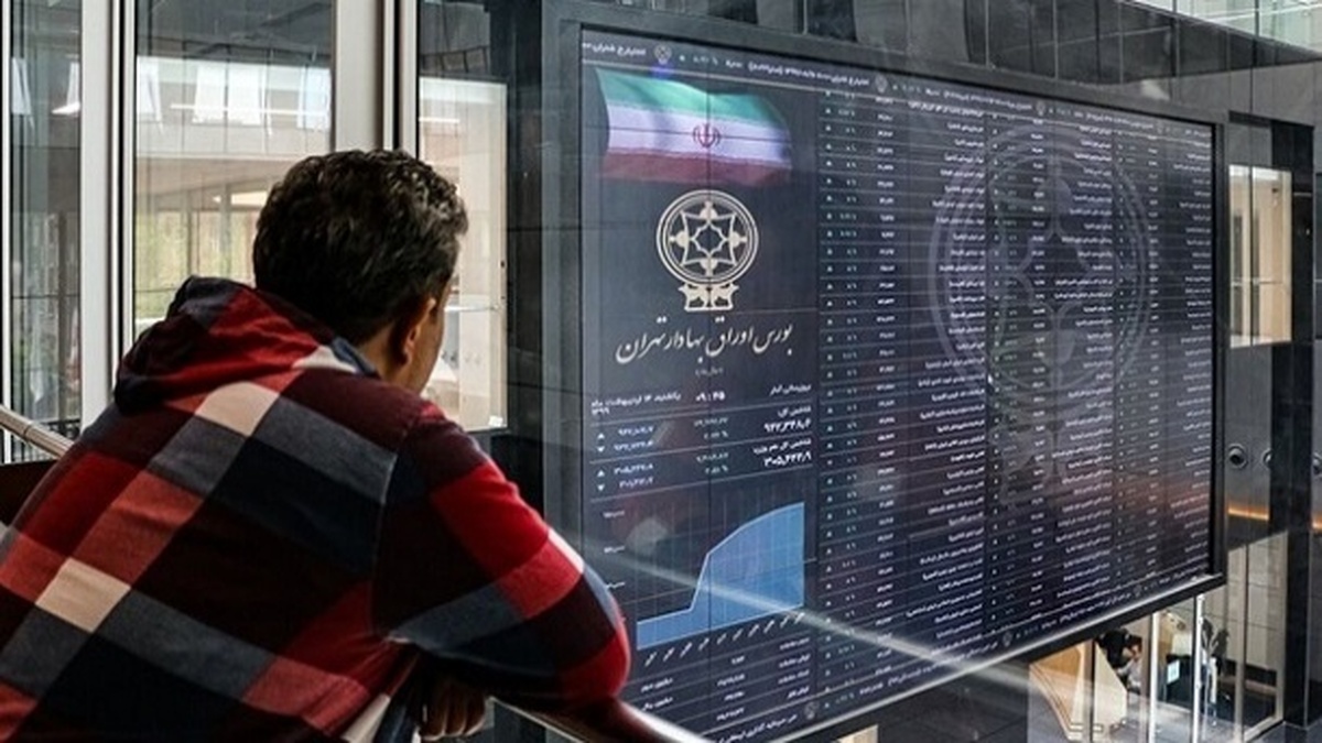دبیرکل کانون نهاد‌های سرمایه گذاری ایران اظهار داشت: عرضه‌ها از روز‌های گذشته عرضه‌های سازمان یافته بودند و حقوقی‌ها دست به فروش زدند و پول‌های هوشمند در حال خروج بودند و این روند در شکل‌گیری جو روانی در بورس اثرگذار بود.
