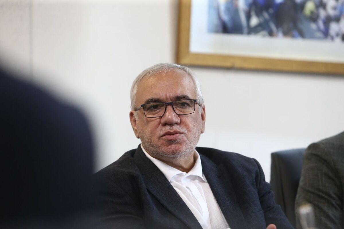 علی فتح الله‌زاده که محبوبیت خود را میان هواداران استقلال از دست داده بار دیگر مدعی شده از قربانزاده شکایت خواهد کرد.