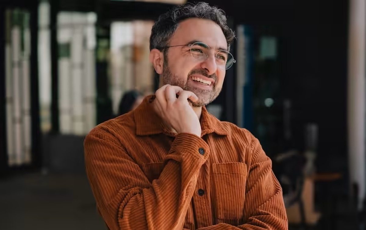 به گفته یکی از بنیانگذاران هوش مصنوعی DeepMind، که پیشگام این فناوری است، پیشرفت در هوش مصنوعی تهدیدی جدی برای کارگران یقه سفید خواهد بود و در دهه آینده تعداد زیادی از آن‌ها‌ را بیکار خواهد کرد.
