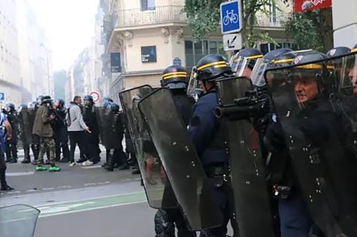 بین سه تا پنج هزار معترض فرانسوی در حین بازدید رئیس‌جمهور کشورشان از شهر لیون، علیه سیاست‌های وی تظاهرات کردند که به خشونت کشیده شد.