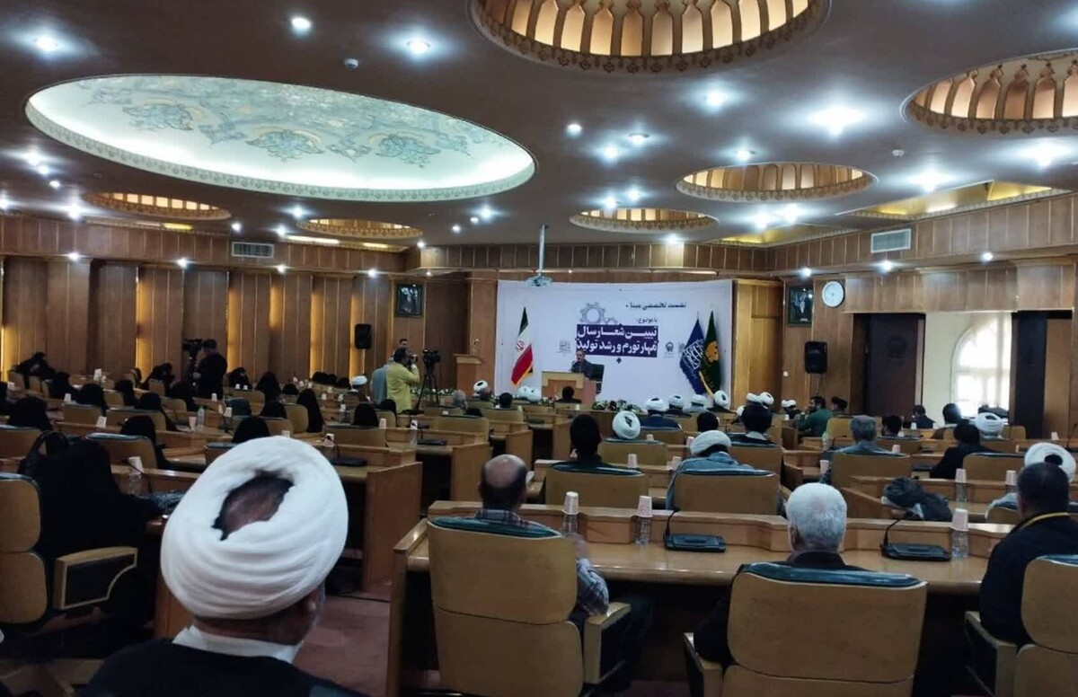 نشست تخصصی «مبنا» با هدف بررسی و تبیین شعار سال «مهار تورم و رشد تولید» به حضور جمعی از نخبگان و فعالان فرهنگی برگزار شد.