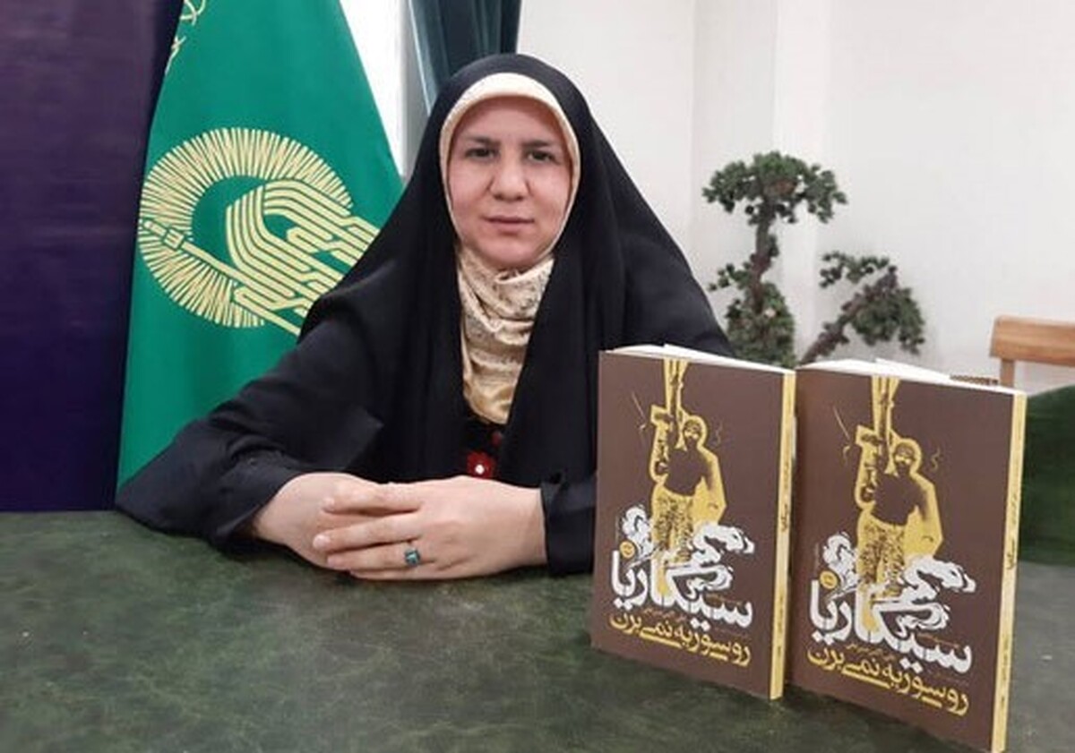 کتاب «سیگاری‌ها رو سوریه نمی‌برن» زندگی‌نامه شهید مدافع حرم علی اکبر شیرعلی نویسنده مهری غلام‌پوردر نشست ادبی شمس نقد و بررسی شد.