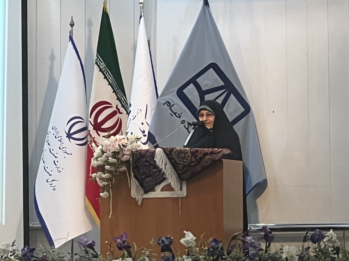 انسیه خزعلی: مشارکت زنان در هنر صنعت فرش دستباف می‌تواند یک برند جهانی باشد