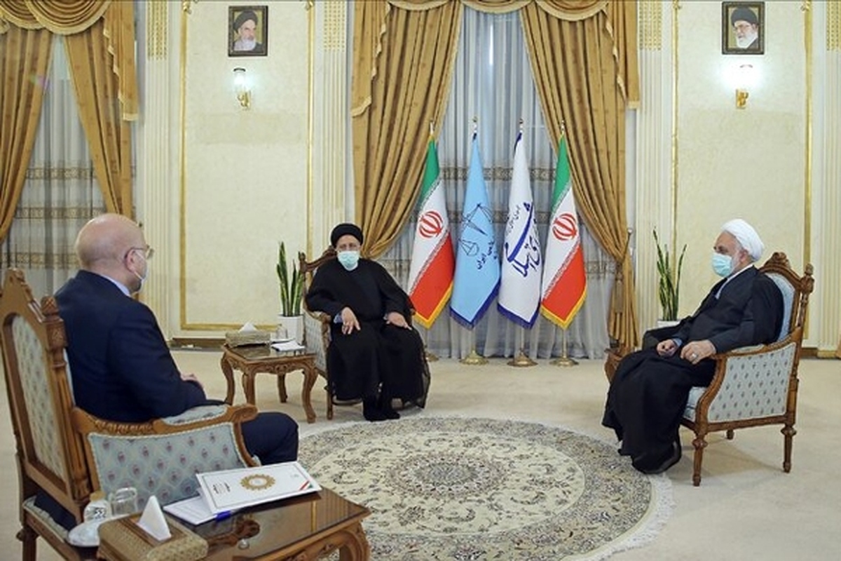 نشست سران قوا امروز (پنجشنبه ۲۱ اردیبهشت) به میزبانی حجت‌الاسلام‌ والمسلمین محسنی اژه‌ای رئیس قوه قضاییه و با حضور سید ابراهیم رئیسی رئیس‌جمهور و محمدباقر قالیباف رئیس مجلس شورای اسلامی برگزار شد.