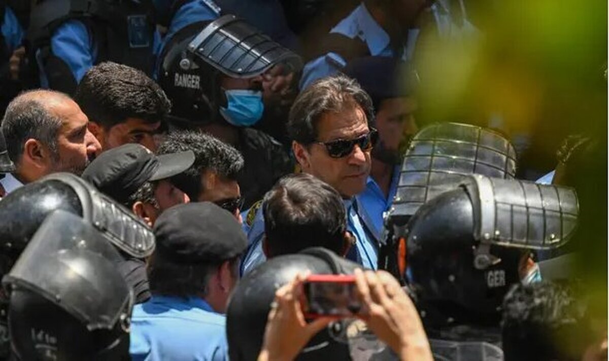 «عمران خان» نخست‌وزیر سابق پاکستان امروز به قید وثیقه با حکم  دادگاه عالی اسلام‌آباد آزاد شد.