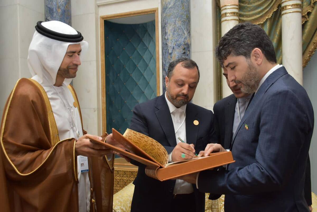 وزیر امور اقتصادی و دارایی کشورمان در حاشیه اجلاس سالانه هیئت عامل گروه بانک توسعه اسلامی با وزیر امور مالی امارات متحده عربی ملاقات کرد.