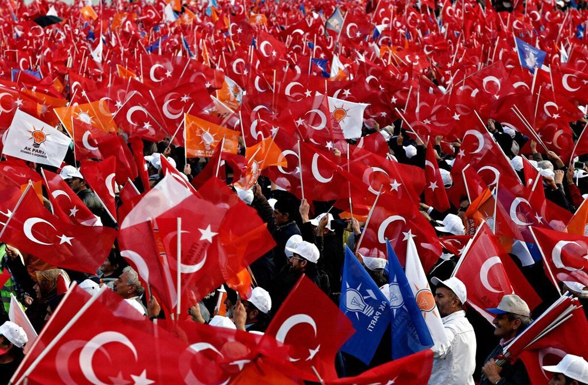 رجب طیب اردوغان، رئیس جمهور کنونی ترکیه امیدوار است در انتخابات ۱۴ مه، حکومت خود را وارد دهه سوم آن کند، اما با سخت‌ترین آزمون تاکنون در صندوق‌های رای مواجه است. اپوزیسیون کمر همت بسته تا اردوغان را به زیر بکشد و کمال قلیچداراوغلو با حربه هزینه‌های بالای زندگی ناشی از تورم، به جنگ او آمده است.