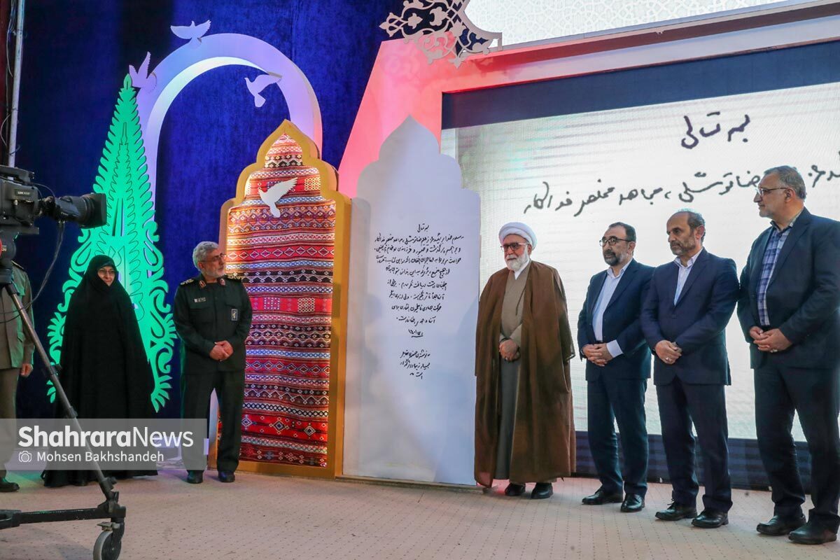 با حضور فرمانده نیروی قدس سپاه پاسداران انقلاب اسلامی، از تقریظ رهبر معظم انقلاب اسلامی بر کتاب خاتون و قوماندان رونمایی شد.