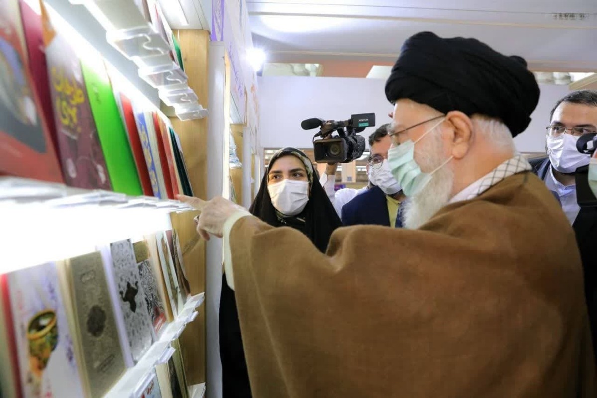 رهبر انقلاب کتاب را موضوع مهمی خواندند و تاکید کردند: فرهنگ‌سازی کشور همواره احتیاج به کتاب دارد و به‌رغم گسترش فضای مجازی، کتاب همچنان درجایگاه بسیار والای خود قرار دارد.