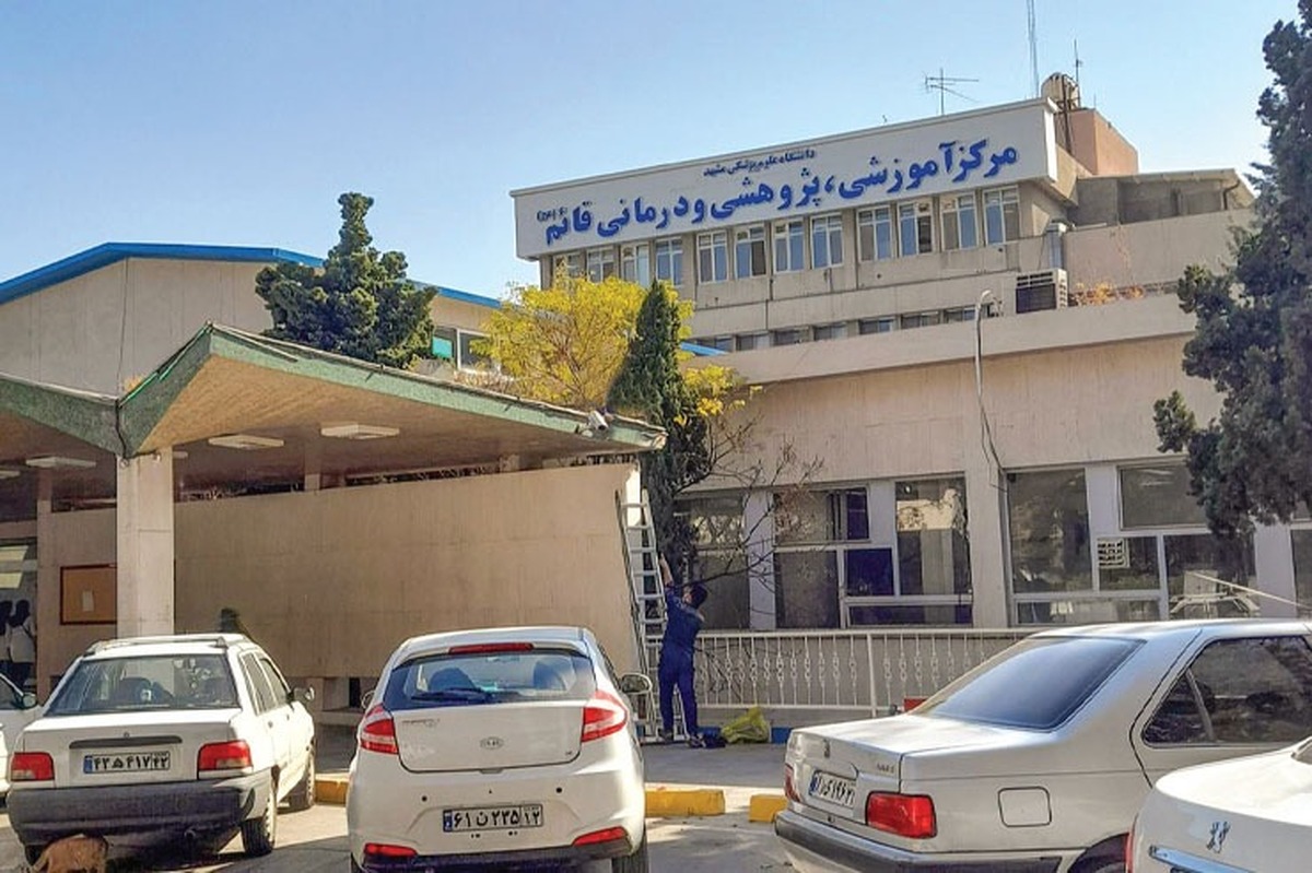 معطلی و وضعیت نامناسب بیماران در بیمارستان قائم (عج) تنها به ورودی ختم نمی‌شود، بیماران متعددی روی برانکارد در بخش اورژانس در انتظار درمان مانده اند. ساعت حدود دو و نیم ظهر و اورژانس بیمارستان قائم (عج) مملو از بیمار است.