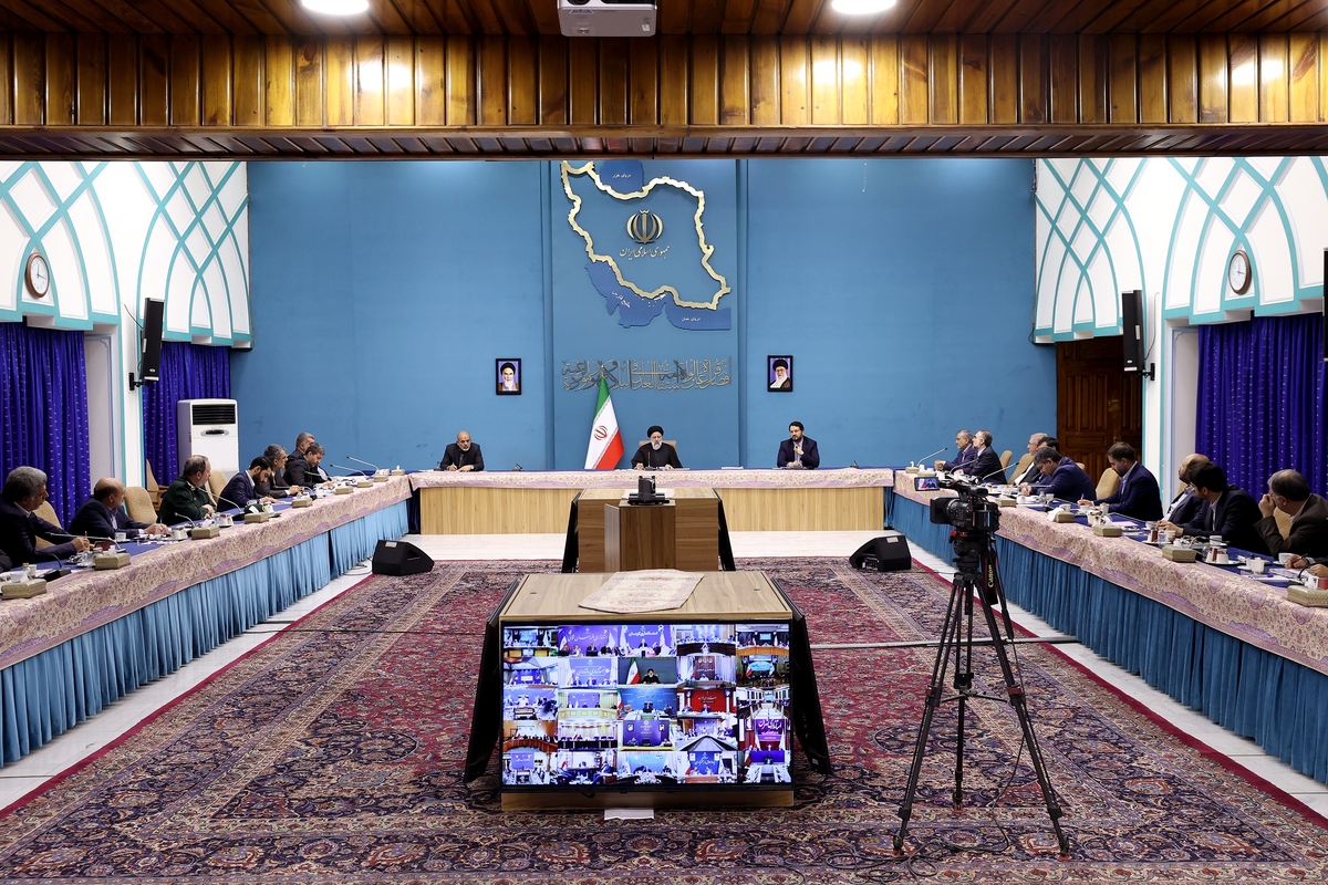 رئیس‌جمهور با انتقاد از تبعیض در تسهیلات‌دهی برخی بانک‌ها تأکید کرد: سازمان‌ها و نهاد‌ها موظفند بدون هرگونه اعمال تبعیض میان مردم، امکانات خود را در جهت نفع عمومی به‌کار بگیرند.