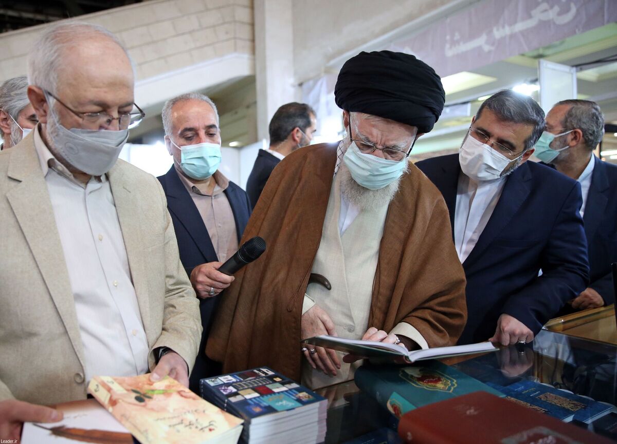 حضرت آیت‌الله خامنه‌ای رهبر معظم انقلاب اسلامی صبح امروز (یکشنبه) با حضور در مصلای امام خمینی (ره) از سی و چهارمین نمایشگاه بین المللی کتاب بازدید کردند.