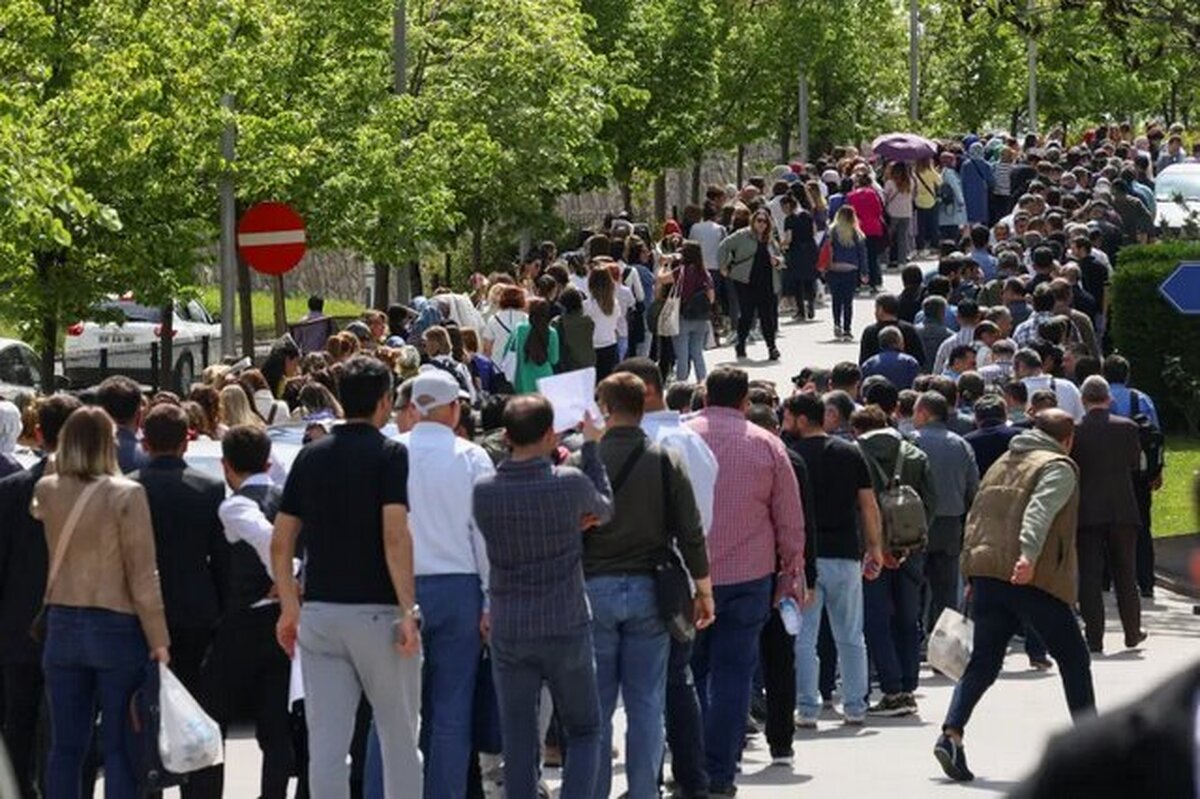 انتخابات سراسری در ترکیه راس ساعت ۵ عصر به وقت آنکارا (۱۷:۳۰ تهران) به پایان رسید، با این حال ستاد انتخابات اعلام کرده هر کسی که در صف‌های رای دهی حضور دارد می‌تواند تا زمانی که لازم است رای خود را به صندوق بیندازد.