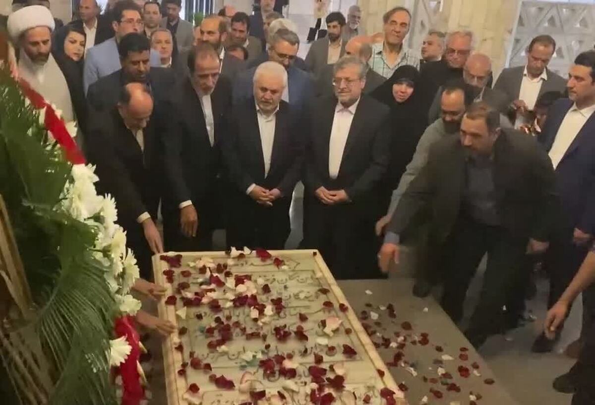 مسئولان استانی و کشوری که به مناست بزرگداشت فردوسی بزرگ در آرامگاه حکیم توس حضور یافتند به شاعر بزرگ خراسان ادای احترام کردند.