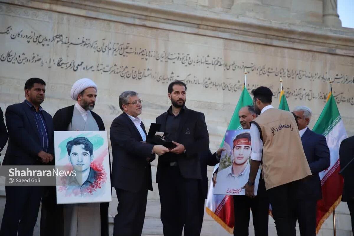نشان عالی فردوسی در حماسه سازی به پاس قدردانی از رشادت شهید حمیدرضا الداغی به خانواده این شهید والا مقام اهدا شد.