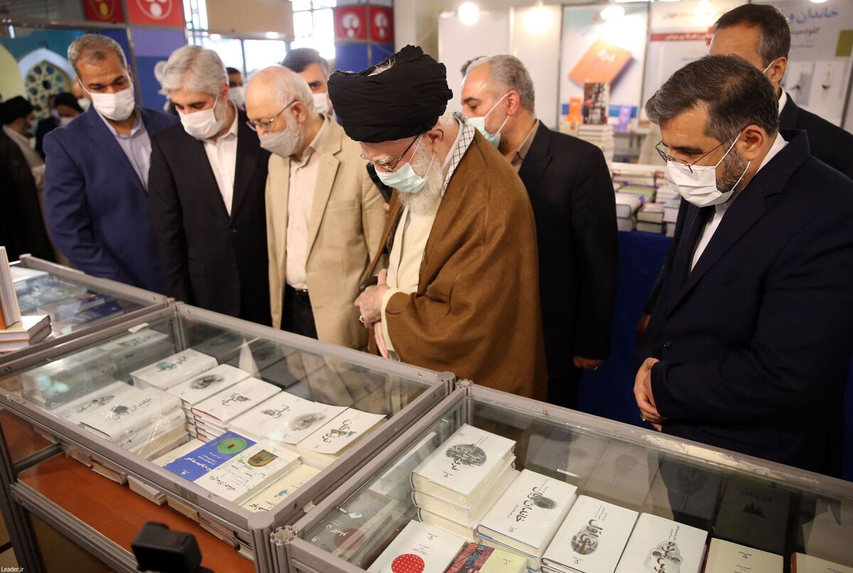 حضرت آیت‌الله خامنه‌ای رهبر معظم انقلاب اسلامی صبح روز گذشته (یکشنبه) به‌مدت سه ساعت از سی‌وچهارمین نمایشگاه بین‌المللی کتاب در محل مصلای تهران بازدید کردند.