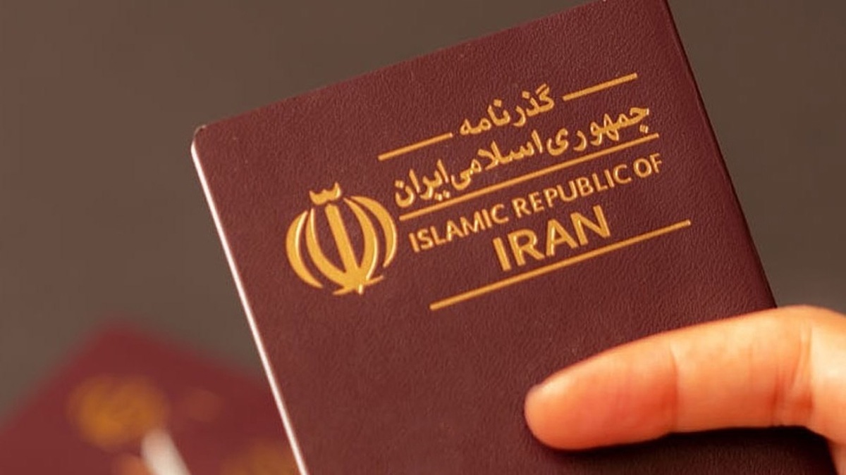 برای گرفتن و یا تمدید گذرنامه باید به دفاتر پلیس +۱۰ مراجعه کرده و مدارک لازم را تحویل داده تا مراحل صدور گذرنامه آغاز شود.