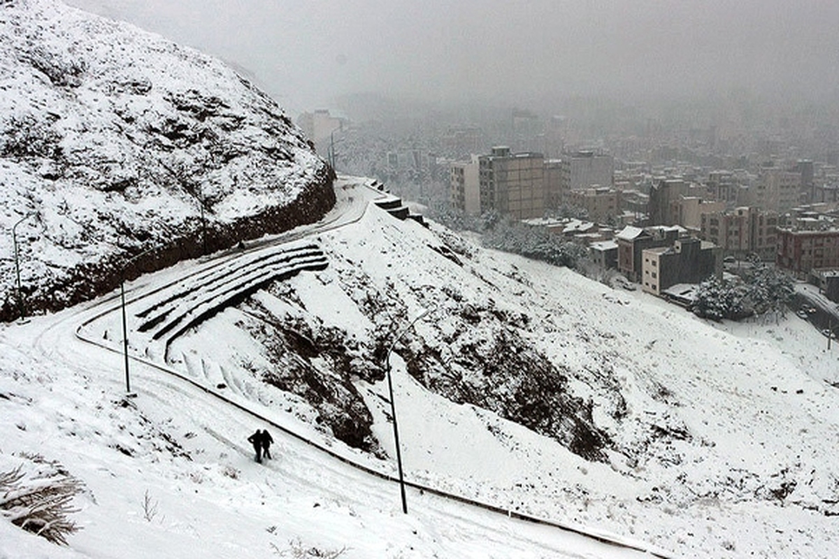 بارش برف بهاری، مناطقی از شاهرود را در روز سه‌شنبه ۲۷ اردیبهشت ۱۴۰۲ سفیدپوش کرد.