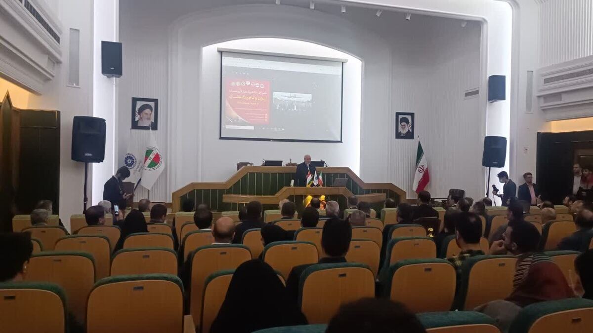 نائب رئیس اتاق مشترک ایران و تاجیکستان گفت: در اتاق مشترک ایران و تاجیکستان پیگیر توسعه برخی برنامه‌ها برای استحکام روابط دو کشور هستیم تا صادرات و ترانزیت به کشور تاجیکستان رشد پیدا کند.