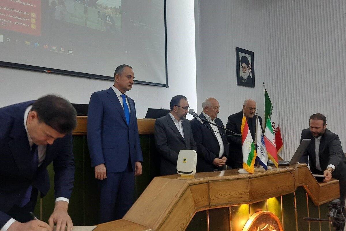 استاندار خراسان رضوی گفت: به جریان اقتصادی استان معتقد هستیم و باید فعالیت اجزا در یک مسیر معین باشد لذا هماهنگی مردمی و فعالیت اتاق بازرگانی خراسان رضوی در اجزای اقتصادی حائز اهمیت است.
