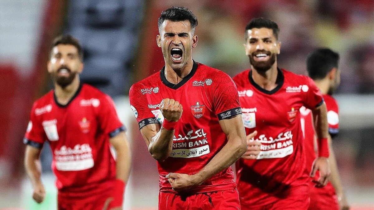 دیدار تیم‌های استقلال و پرسپولیس لحظاتی قبل با برد سرخپوشان به پایان رسید.