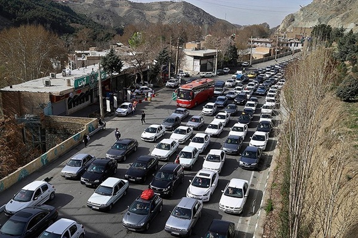 رئیس پلیس‌راه ویژه شرق استان تهران گفت: با آغاز بازگشت مسافران تردد خودروها در مبادی شهر فیروزکوه، رودهن و دماوند کند و در مسیر شمال به جنوب هراز و فیروزکوه پرحجم و روبه افزایش است.