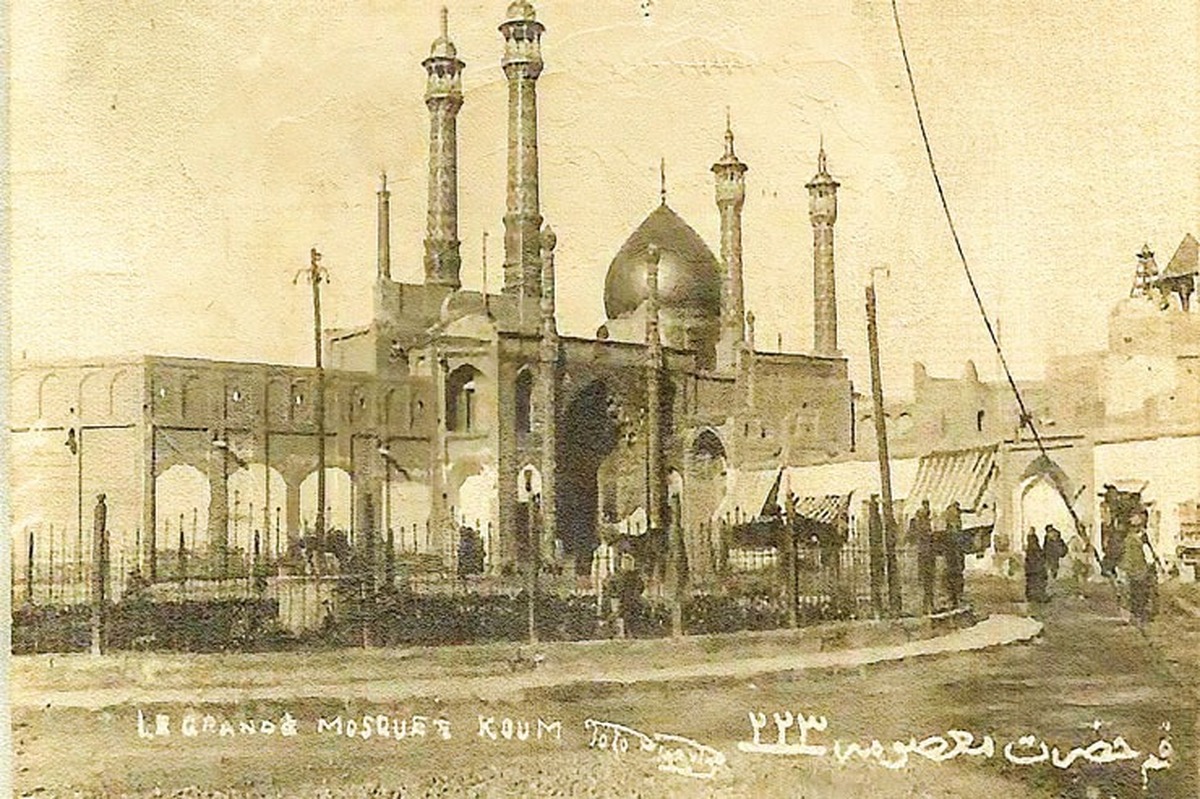 در دوران حیات سیاسی اقتصادی امام رضا (ع) و خواهر گرامی شان نیز مجموعه حوادث و رویداد‌ها باعث شد که امام رضا (ع) به بهانه ولایتعهدی از سوی مأمون، در دربار عباسیان محدود و محصور شوند و سرانجام، بر اثر کینه خصم دیرینه همچون اجداد مطهرشان، مسموم و شهید شوند.
