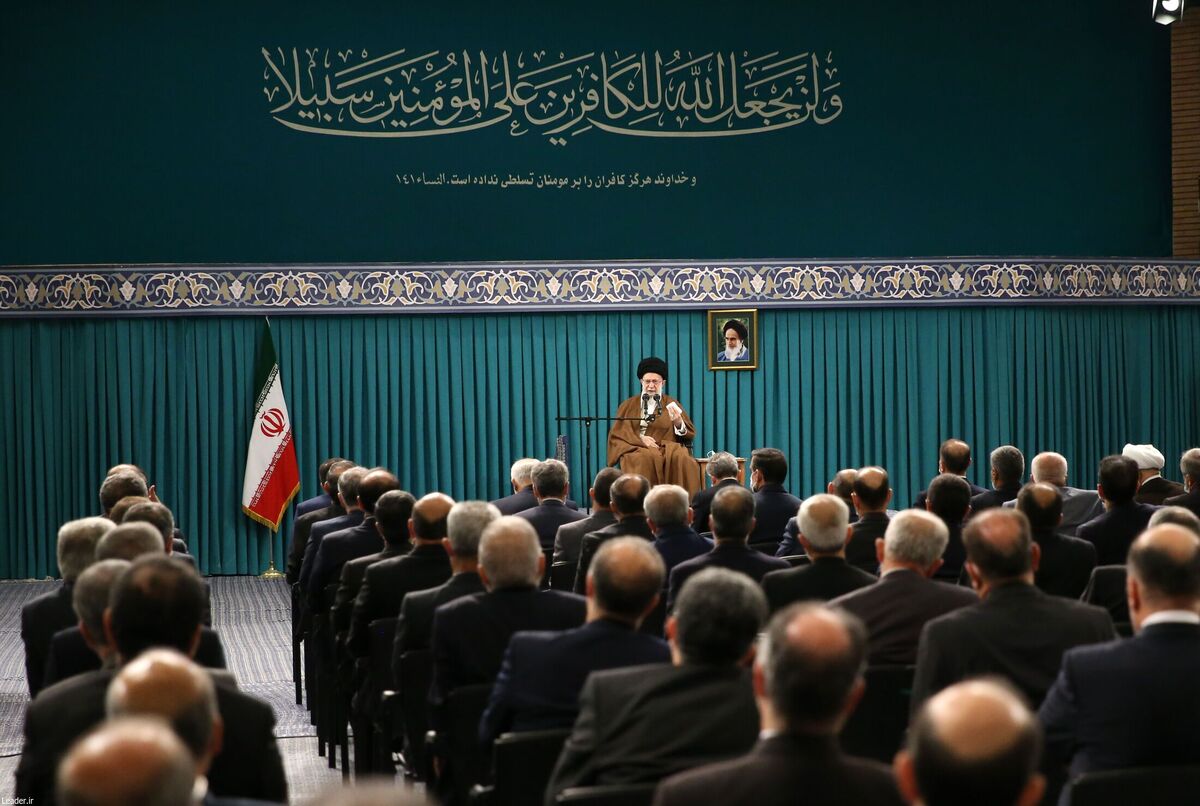 رهبر انقلاب اسلامی، «عزت» به‌معنای نفی و پرهیز از دیپلماسی التماسی، «حکمت» به مفهوم تعاملات و فعالیت‌های خردمندانه و محاسبه شده و «مصلحت» به معنای انعطاف برای دور زدن موانع سخت و ادامه‌دادن مسیر را سه کلیدواژه اساسی در دیپلماسی کشور خواندند.