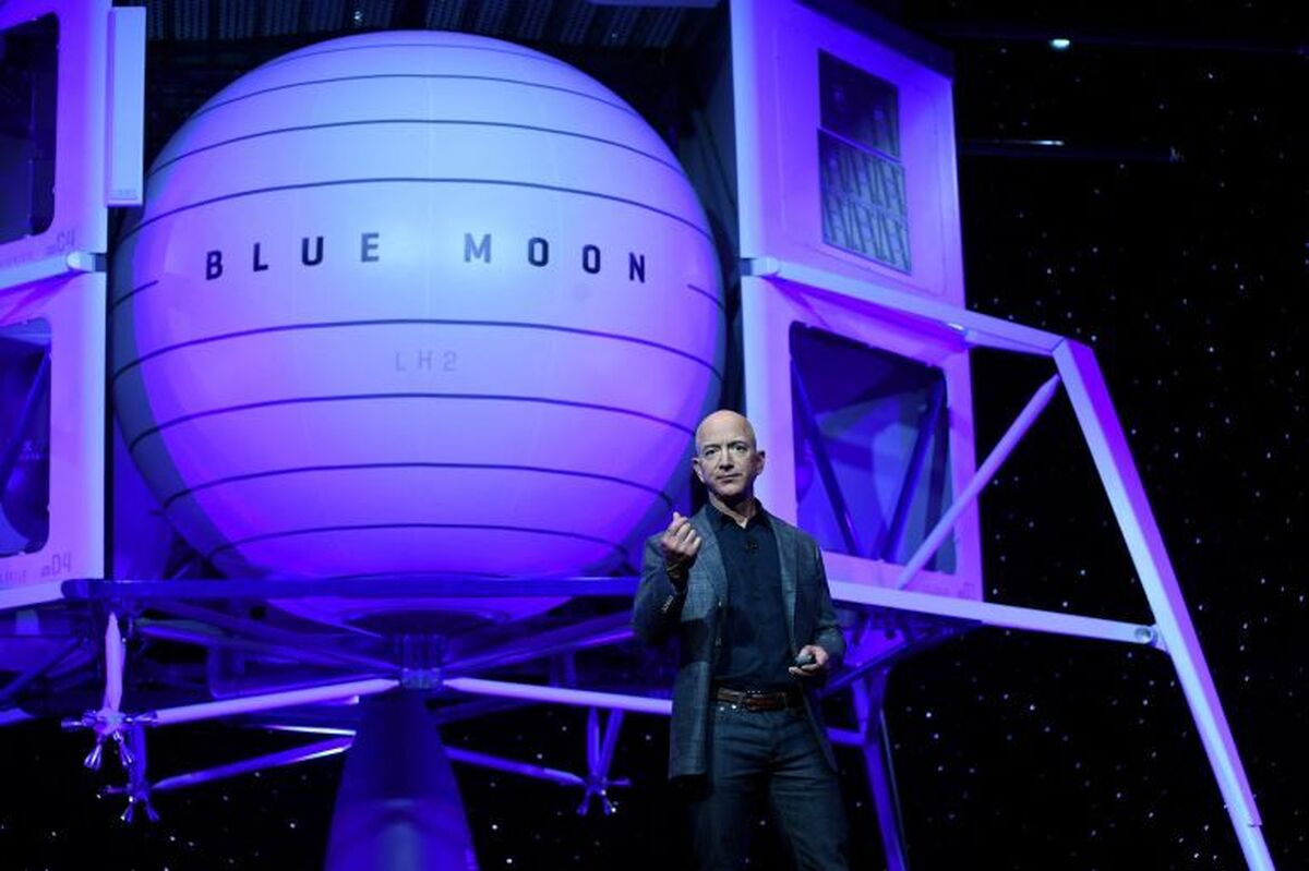 ناسا، «بلو اُرجین» (Blue Origin)، شرکت جف بزوس، را برای ساخت فضاپیمایی انتخاب کرده است که فضانوردان را به ماه می‌فرستد. بزوس برنده قراردادی به ارزش حدود ۳.۴ میلیارد دلار شده است.