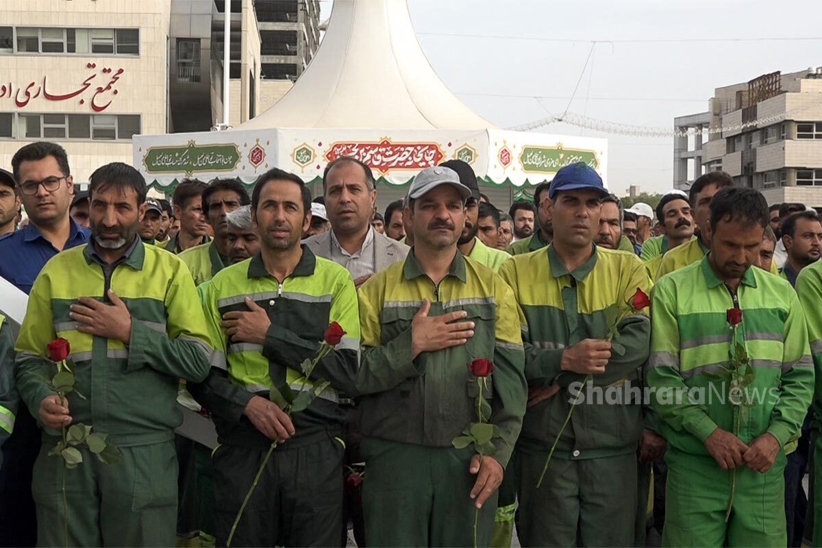مراسم اذن خدمت صبح امروز از عرصه میدان شهدا مشهد آغاز شد و بیش از ۴ هزار نفر از نیروهای خدمات شهری با شاخه های گل در دست از میدان شهدا به سمت حرم مطهر رضوی حرکت کردند.