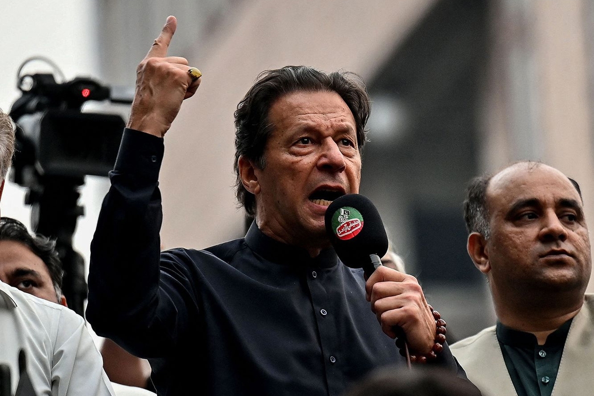 با بررسی درگیری «عمران خان» با رهبران ارتش و دولت پاکستان، می‌توان به یک درگیری شخصی میان او و ژنرال «عاصم منیر» پی برد که ریشه در مراودات گذشته آن‌ها دارد.
