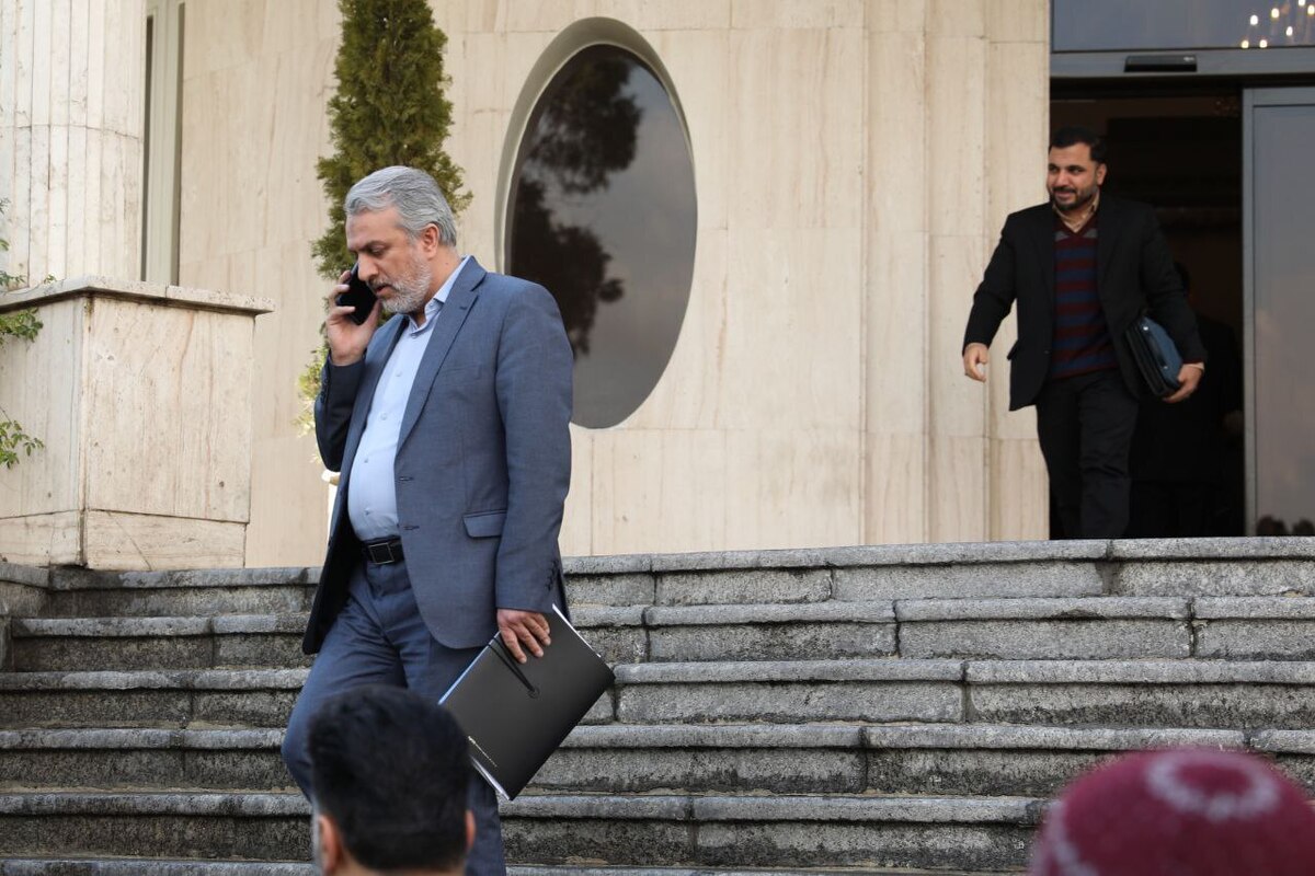عضو کمیسیون صنایع مجلس می‌گوید: زمانی که استیضاح اعلام وصول می‌شود طبق آئین‌نامه مجلس هیچ امضایی نه می‌تواند پس گرفته شود و نه اضافه شود ازاین‌رو استیضاح وزیر صمت همان ۴۲ امضا را دارد.