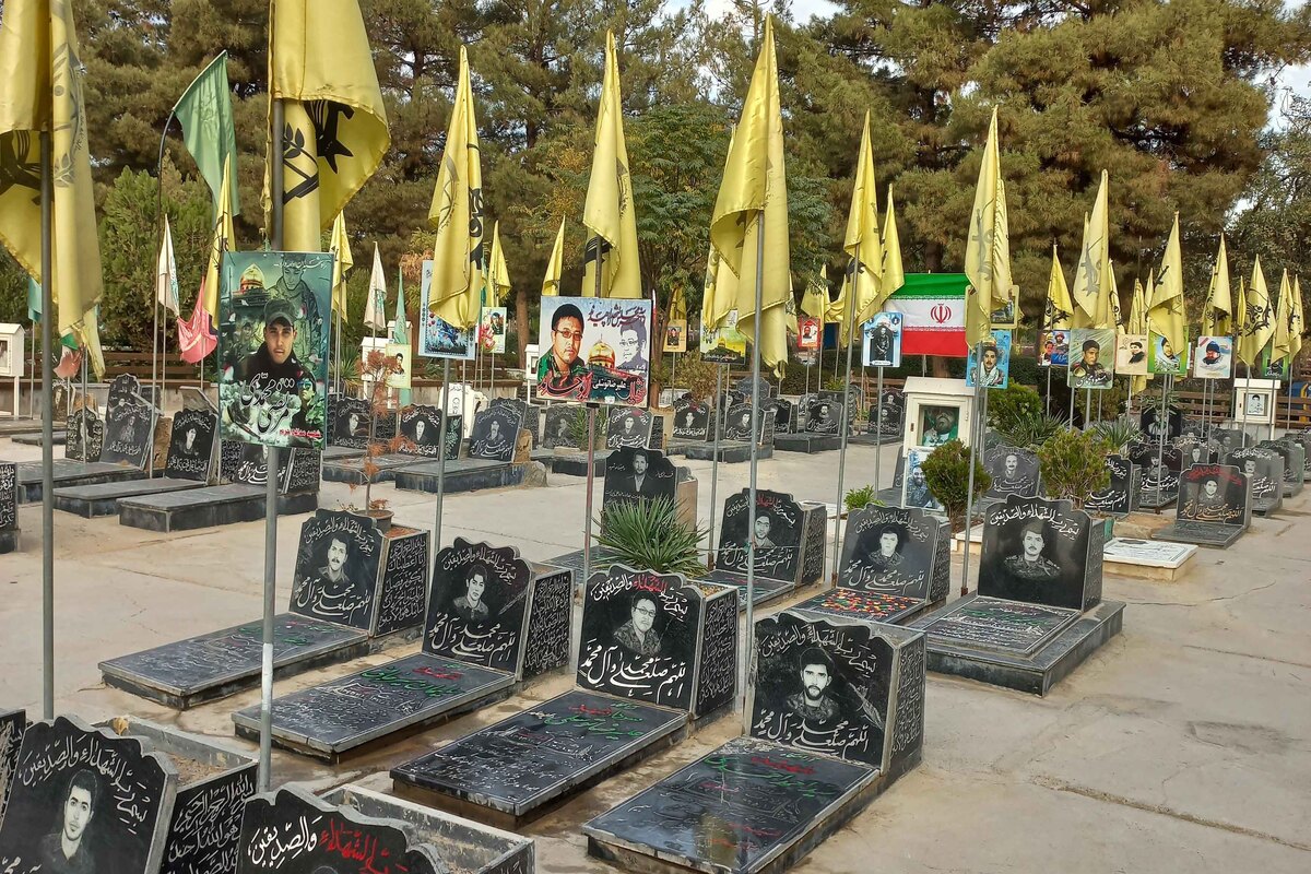 مراسم غبار روبی مزار شهدای مدافع حرم لشکر فاطمیون در بهشت رضای مشهد برگزار شد.