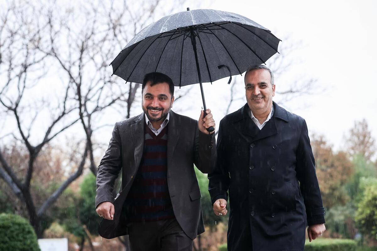 رفع مشکل آنتن‌دهی و تکمیل پوشش ارتباطی در شهر‌ها و روستا‌ها نیاز به احداث دکل‌های مخابراتی دارد که این فرایند دائما از سوی سازمان تنظیم مقررات و نهاد‌های نظارتی تخصصی مورد بررسی و نظارت قرار دارد اما عدم اطلاع‌رسانی از بی خطر بودن این دکل‌ها باعث شده گا‌ها ساکنان برخی محلات از نصب این دکل‌ها ممانعت کنند.