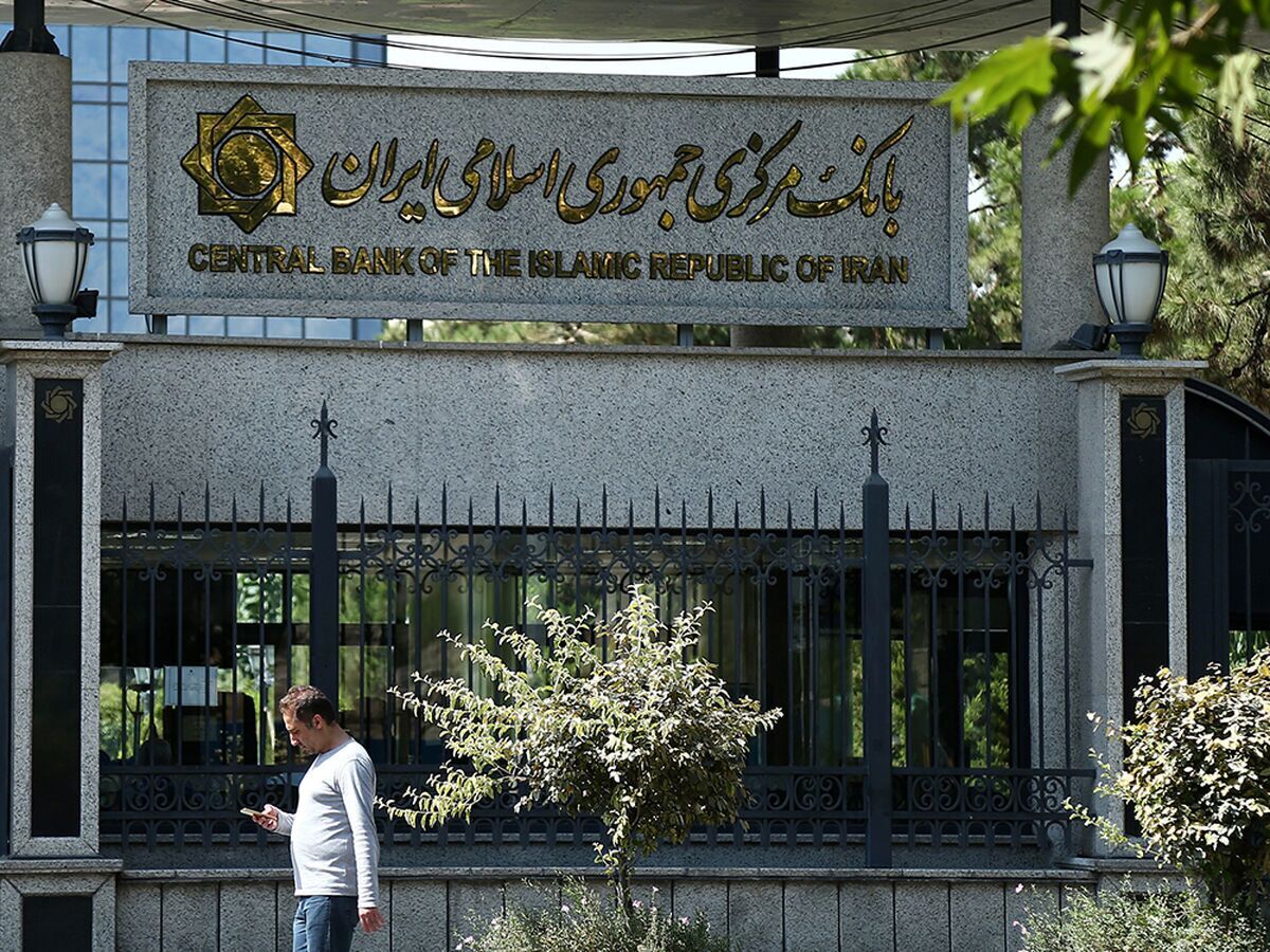 بانک مرکزی ضمن تشریح اقدامات انجام شده برای مهار نقدینگی و تورم در کشور از کاهش ۷.۷ درصدی رشد نقدینگی از بهمن ۱۴۰۰ تا ۱۴۰۱ خبر داد.