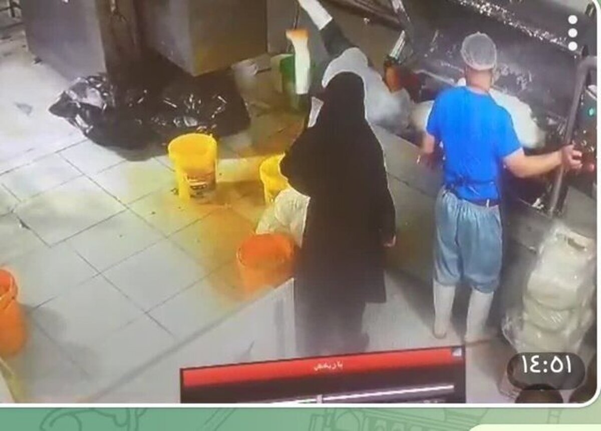 مسئول آتش‌نشانی فریمان گفت: یک کارگر جوان ۲۵ ساله هنگام کار در کارخانه، در همزن برقی گرفتار شد.