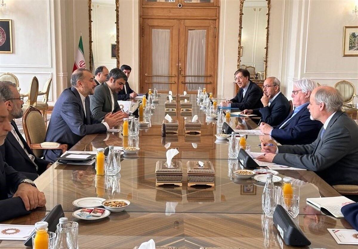 وزیر امور خارجه کشورمان در دیدار با معاون دبیرکل سازمان ملل متحد گفت: ایران به هیچ طرفی در جنگ کمک نظامی نمی‌کند و جنگ را راه حل نمی‌داند و از حاکمیت و تمامیت ارضی تمام کشور‌ها از جمله اوکراین حمایت می‌کند.