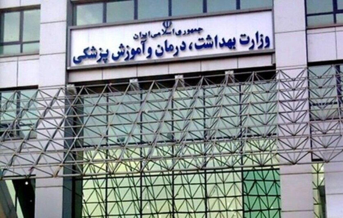 سخنگوی وزارت بهداشت با تکذیب توزیع و صادرات سرم آلوده در سال‌های قبل به عراق، گفت: قبل از دولت سیزدهم و در سال ۹۹، وضعیت خطی که سرم در آن تولید می‌شد، از سوی مدیران وقت سازمان غذا و دارو نامناسب تشخیص داده و خط تولید با توجه به مشاهده ذرات ریز غیر بحران زا در محصول در همان زمان تعطیل شد.