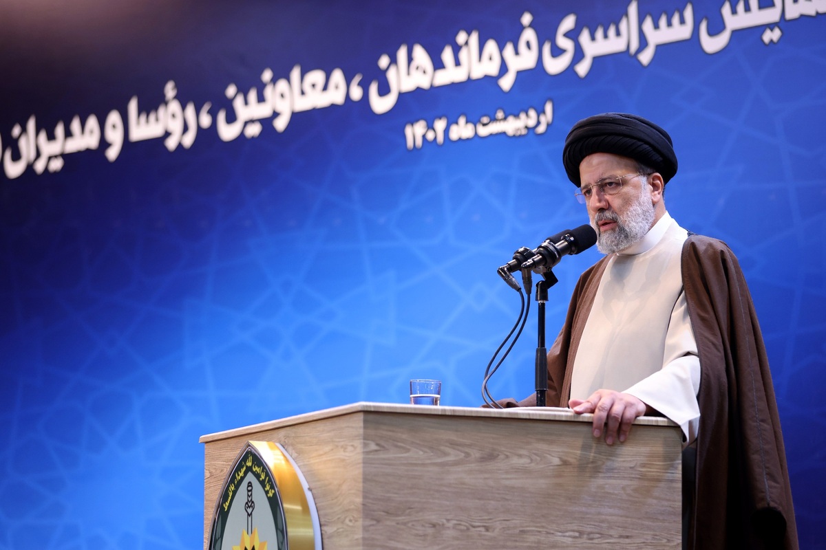 رئیس‌جمهور حمایت دولت از نیروی انتظامی را مورد تأکید قرار داد و گفت: دولت وظیفه خود می‌داند از خدمتگزاران ملت که در خط مقدم صیانت از آزادی‌های مشروع و حقوق حقه مردم، به تأمین امنیت و آسایش جامعه اشتغال دارند، حمایت کرده و مطالبات آن‌ها را مورد توجه قرار دهد.