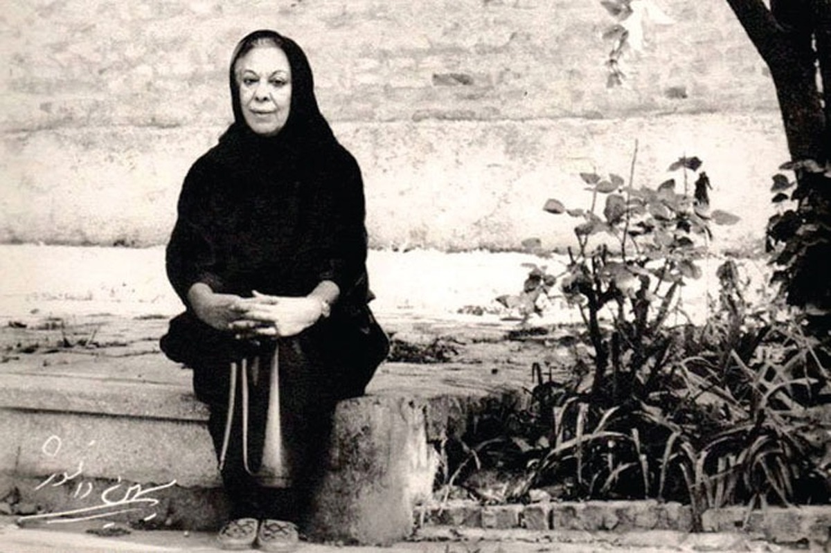 شخصیت سیمین دانشور و سبک زندگی او در تحولات تجددخواهانه ایران نیز می‌تواند به عنوان یک الگو در نظر گرفته شود. از یک وجه، سیمین دانشور و آل احمد زوجی نویسنده و روشنفکر بودند و شبیه این زوج را پیش از آن نداشتیم و این به نوعی شروع شکل جدیدی از رابطه زن و مرد است.