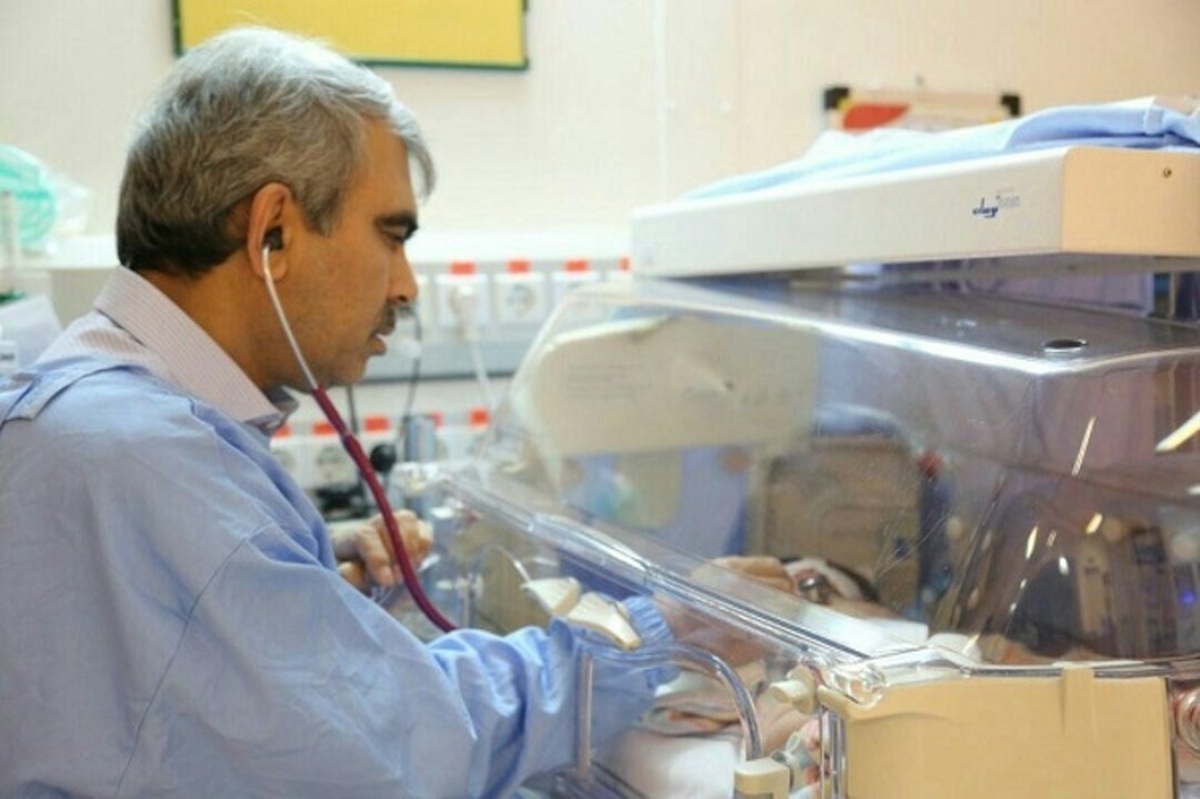 دکتر احمدشاه فرهت، پزشک متخصص افغانستانی سال‌های با توکل به خدا و تکیه بر دانش پزشکی خود برای درمان کودکان تلاش می‌کند و دعای خیر پدران و مادران زیادی پشت سر اوست.