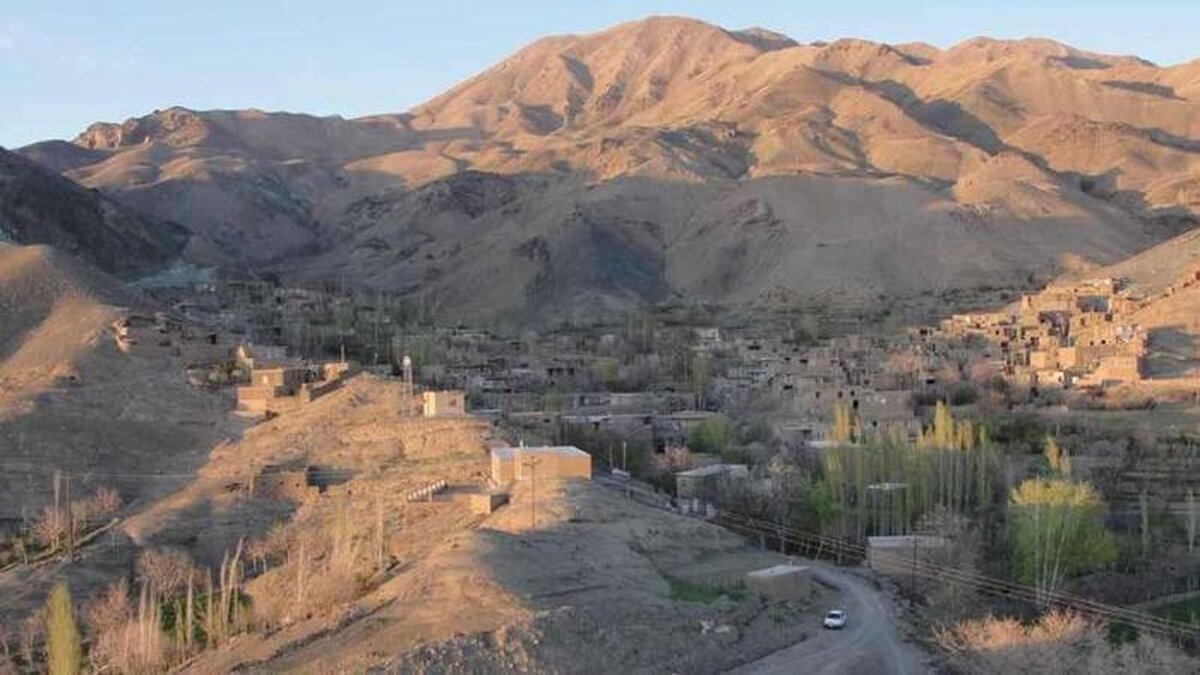 روستای آبرود تربت‌حیدریه که تا چند سال پیش به عنوان یکی از مناطق پرآب خراسان رضوی تامین کننده نیاز شهرستان مادری خود بود؛ این روزها تشنه تر از همیشه حتی توان تامین آب آشامیدنی اهالی خود را نیز ندارد.