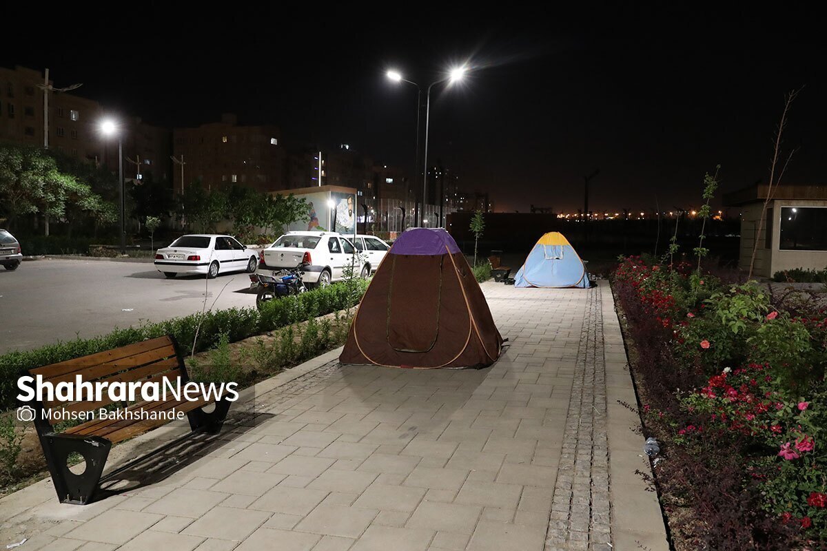 شب گذشته جمعیت زیادی از شهروندان مشهدی در پارک‌ها اتراق کردند (۸ اردیبهشت ۱۴۰۲)