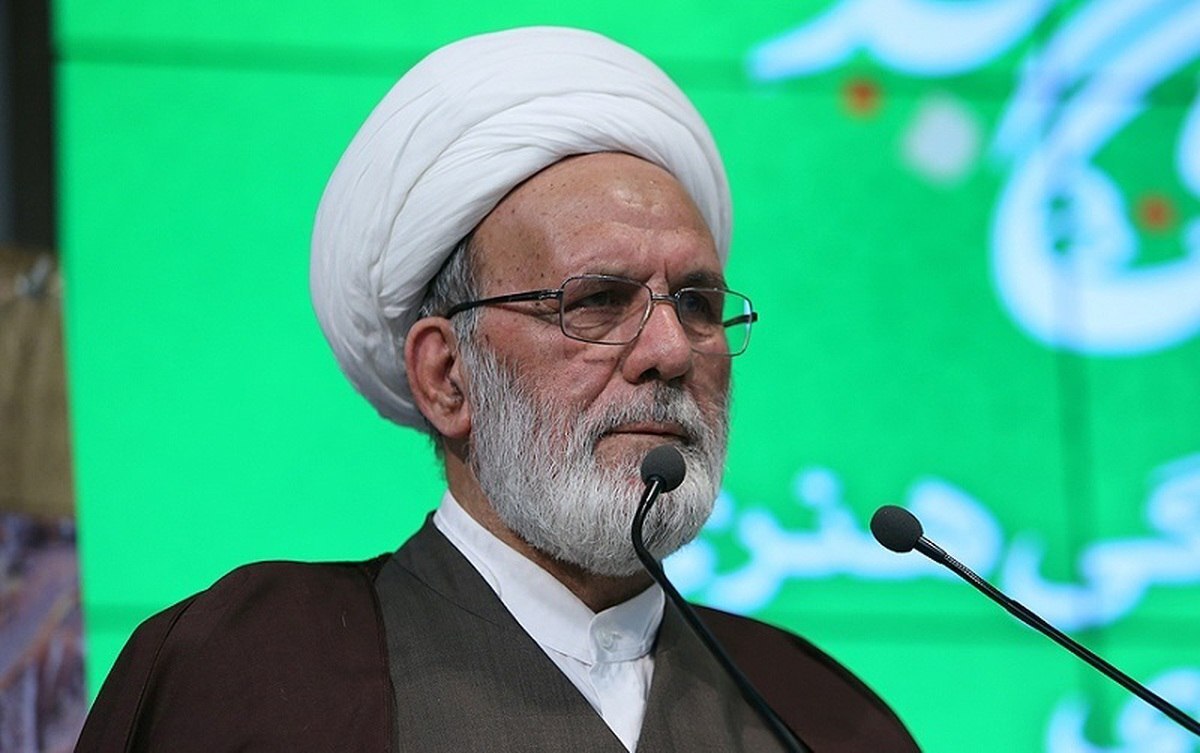 امام‌جمعه موقت مشهد گفت: عزیزان من، این‌طور نیست که فکر کنیم حالا که برخی چالش‌های اجتماعی در جامعه وجود دارد، این مسائل دیگر ریشه انقلاب را می‌خشکاند و همه‌چیز را نابود می‌کند بلکه باید امیدوار بود و تلاش کرد که این مسائل را با همدلی حل کنیم. برای حل مسائل هم پیش‌نیاز‌هایی ضرورت دارد که «وحدت» و «اطاعت از، ولی فقیه» از جمله آن‌هاست.