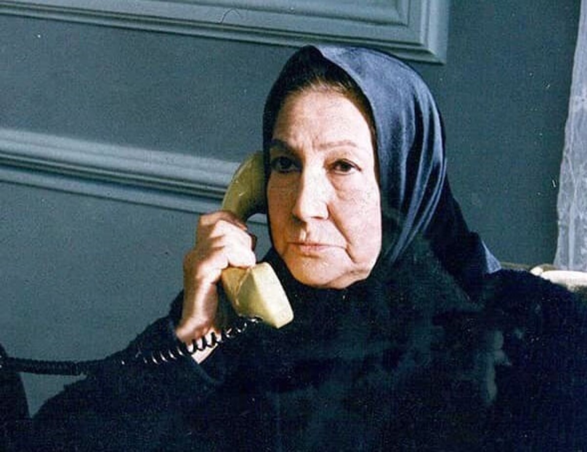 زنده یاد جمیله شیخی علاوه بر حضور موفق در سینما که برایش دو سیمرغ بلورین برای ایفای نقش در فیلم های «لیلا» و «مسافران» را به همراه داشت جزو بازیگران فعال تلویزیون آن زمان نیز بود.