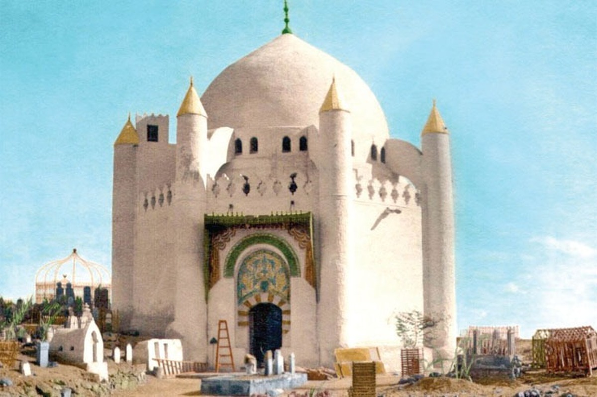 به منظور  تبیین تاریخچه قبرستان بقیع و تشریح جنایات وهابیان سلفی، به کتاب ««بهشت بقیع» اثر دکتر احمد خامه یار، تاریخ پژوه و  عضو گروه تاریخ و سیره پژوهشکده حج و زیارت و نظریه وی درباره خاستگاه و الگو و شکل معماری گنبد ائمه بقیع (ع) نگاهی انداخته ایم.