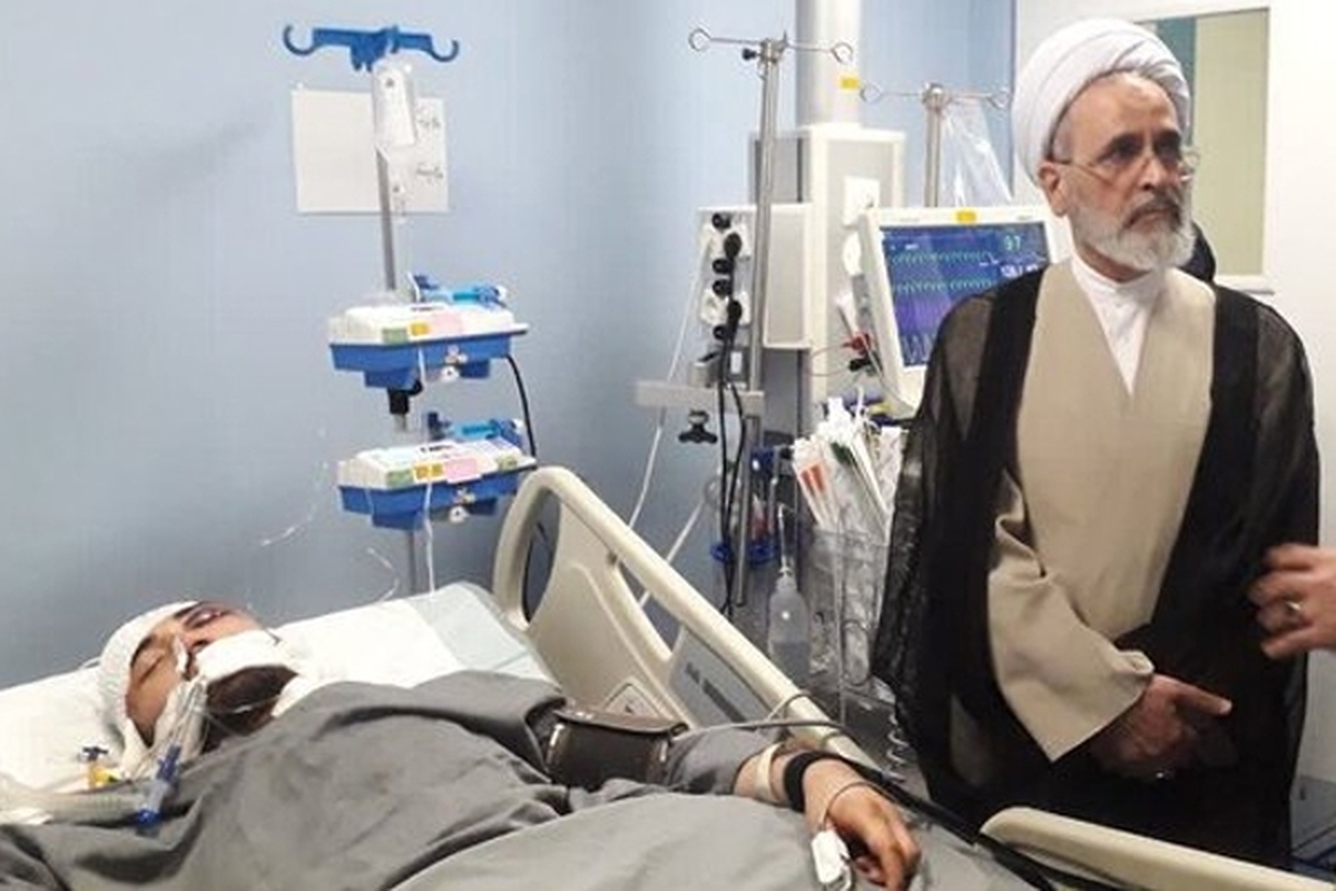 مسئول امور طلاب و دانش‌آموختگان حوزه‌های علمیه ضمن بیان جزئیات حمله جنون‌آمیز راننده تیبا به دو نفر که منجر به جراحت شدید حجت‌الاسلام سجاد جهانگیری در قم شد، گفت : از قوه قضائیه مجدانه درخواست داریم که پیگیری و برخورد لازم را انجام دهند.